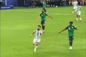 ⚽媒体人谈观众视角梅西踩小腿犯规：觉得这红牌别看球了 不是冲小腿去的