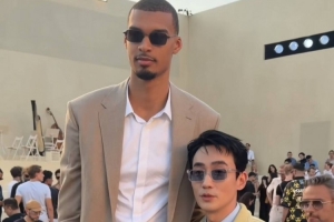最萌身高差！文班亚马亮相巴黎时装周 与中国男演员朱一龙合影