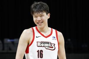队记：我认为杨瀚森可能需要2-3年时间才能打出来 他是潜力股
