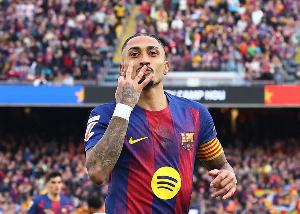 每体：利雅得新月仍在追求拉菲尼亚，但球员想再留巴萨一年