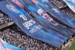 一个时代的落幕！曼城主场巨型TIFO，致敬瓜帅&B席&斯通斯